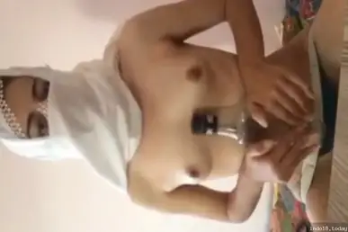 Cewek berahi ekstrem pakai botol buat puasain diri