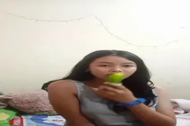 Cewek Bohay Colmek Pakai Timun Gede Sampe Becek